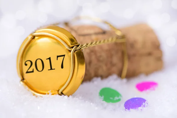 Пробка шампанского с новой датой 2017 года — стоковое фото