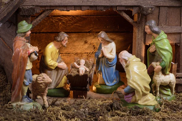 Crèche scène avec sainte famille et naissance de jeus dans l'écurie — Photo