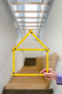 Emlakçı elinde katlanmış kıstas