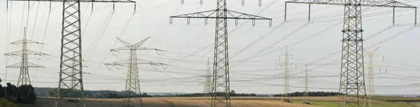Panorama För Många Elektriska Pylons För Strömförsörjning — Stockfoto