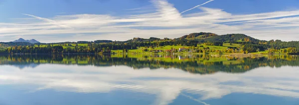 Panorama Cena Baviera Com Montanhas Espelhando Lago — Fotografia de Stock
