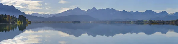 Scène Panoramique Bavière Avec Des Montagnes Reflétant Dans Lac — Photo