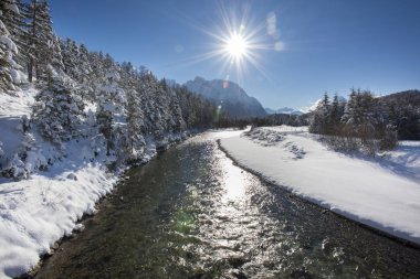 buz ve kar Bavaria, Almanya için River ile Panorama manzara