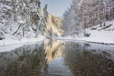 buz ve kar Bavaria, Almanya için River ile Panorama manzara