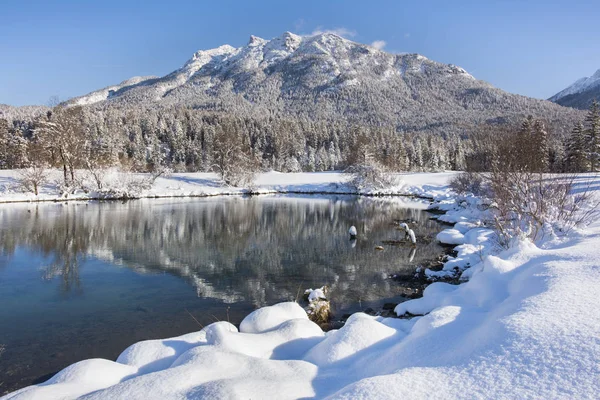 Panorama sceny z lodu i śniegu rzeka w Niemczech, w Bawarii. — Zdjęcie stockowe