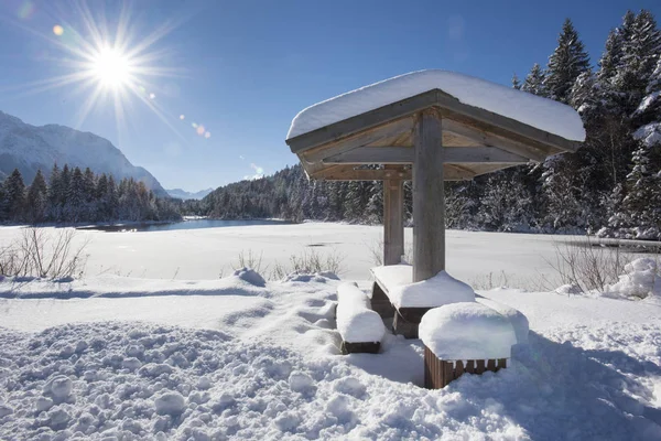 Panorama-Szene mit Eis und Schnee am Fluss in Bayern, Deutschland — Stockfoto