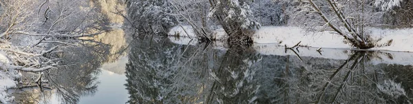 Cena panorâmica com gelo e neve no rio na Baviera, Alemanha — Fotografia de Stock