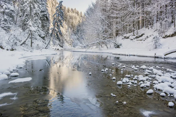 Panorama sceny z lodu i śniegu rzeka w Niemczech, w Bawarii. — Zdjęcie stockowe