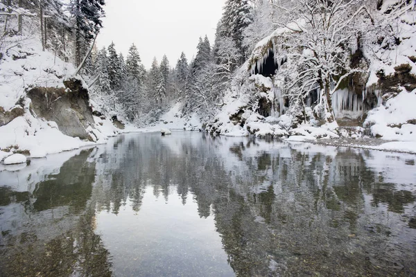 Panorama con hielo y nieve en el río en Baviera, Alemania — Foto de Stock