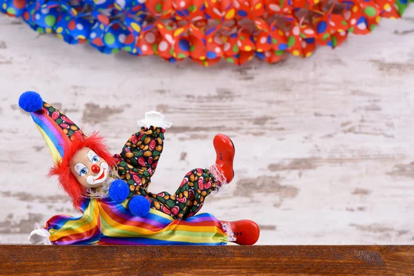 Rolig clown med färgglad kostym och papper streamer — Stockfoto