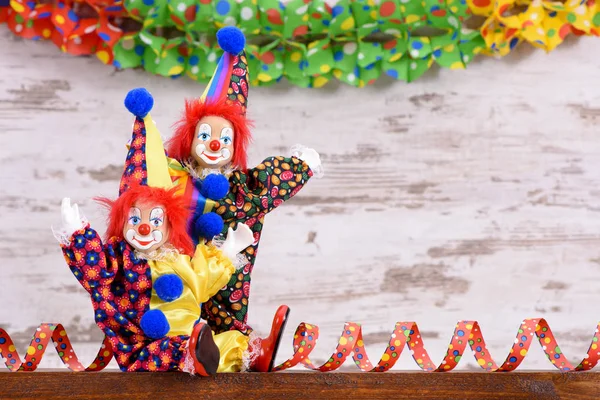 Rolig clown med färgglad kostym och papper streamer — Stockfoto