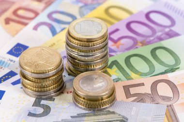 Euro banknot yığılmış paralar ile