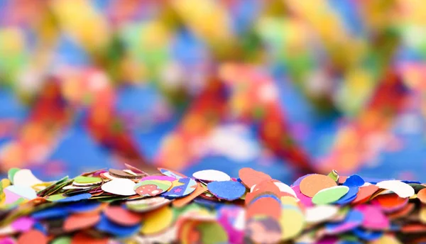 Konfetti und bunte Papierschlange beim Karneval — Stockfoto