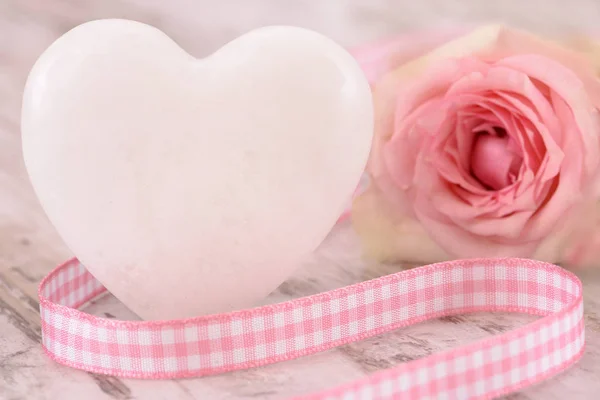 Rose and heart as symbol for love — Stock Photo, Image