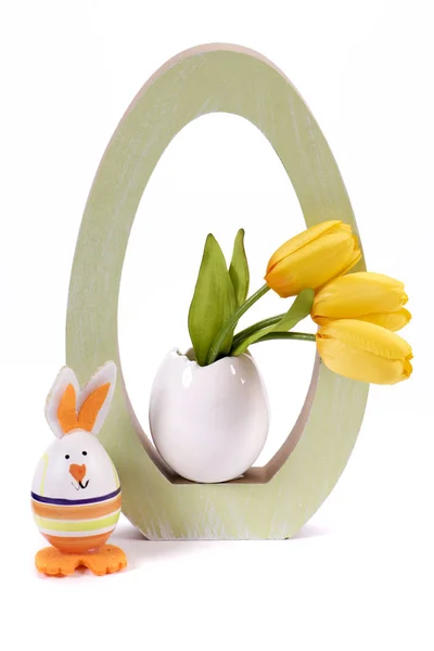 Paasei en bunny met tulp bloemen — Stockfoto