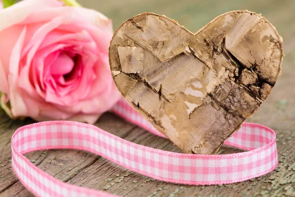 Τριαντάφυλλο και καρδιά ως σύμβολο για την αγάπη — Φωτογραφία Αρχείου