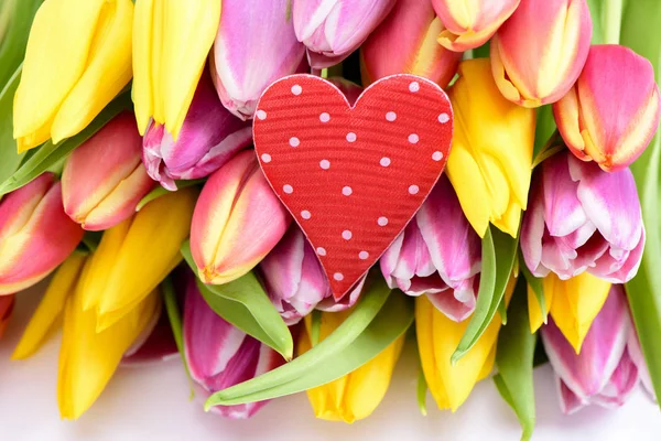 Ramo de flores como regalo para las vacaciones — Foto de Stock