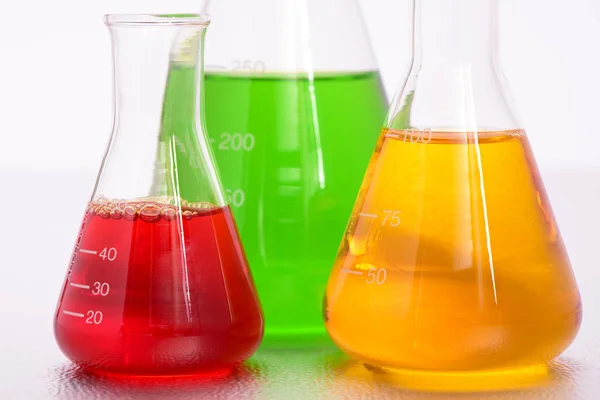 Laboratório químico com líquido para análise — Fotografia de Stock