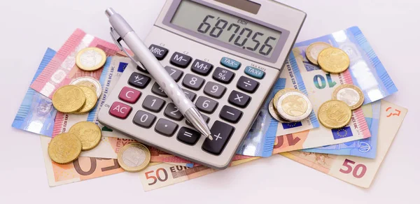 Euro contant geld bankbiljetten met calculator — Stockfoto