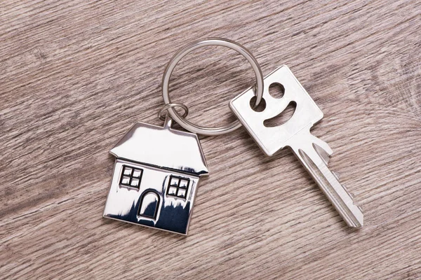 Hus nyckel på nyckelring — Stockfoto
