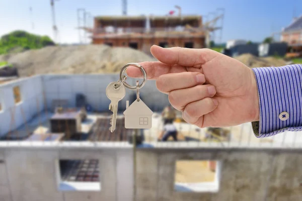 Nyckel i handen för nya hem och fastigheter — Stockfoto