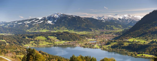 Cena panorâmica na Baviera com montanhas de alpes e lago chamado Alpsee — Fotografia de Stock