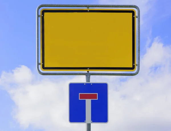 Boş trafik işaretleri metniniz için hazır — Stok fotoğraf