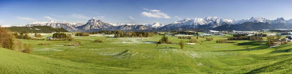 Amplio paisaje panorámico en Baviera, Alemania, con montañas de los Alpes — Foto de Stock