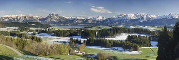 Szeroka panorama pejzaż w Niemczech, w Bawarii, z Alp — Zdjęcie stockowe
