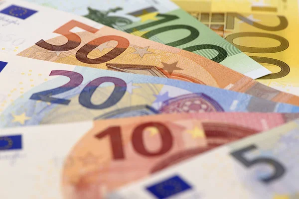 Billetes en euros y moneda de Europa — Foto de Stock