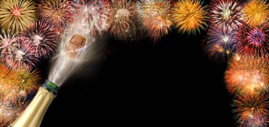 Yeni yıl arifesinde 2018 Cork şampanya ve havai fişek haşhaş
