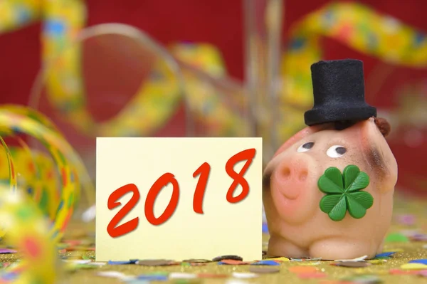 幸运的杏仁饼猪作为护身符为新年2018 — 图库照片