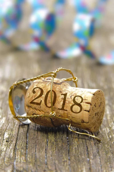 Пробка шампанського, надрукована з новими роками Дата 2018 — стокове фото