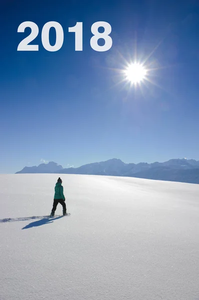 Escursionista in neve bianca sulla strada per i nuovi anni 2018 — Foto Stock