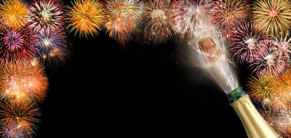 Estourando cortiça de champanhe e fogos de artifício na véspera de Ano Novo e sil — Fotografia de Stock