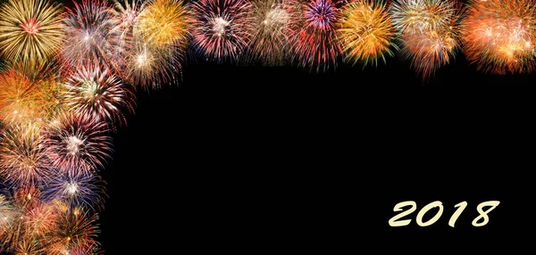 Fogos de artifício em silvester com data de novos anos 2018 no céu profundo — Fotografia de Stock