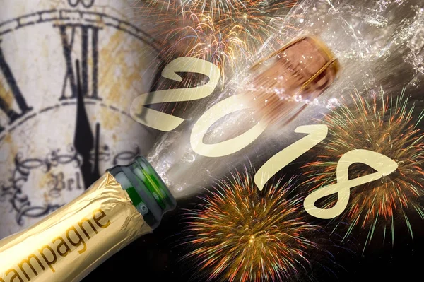 Popping cork of champagne and fireworks at new years eve and sil — Stock Photo, Image