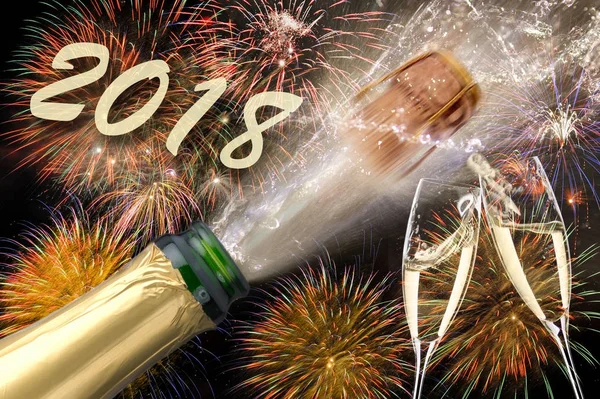 Popping cork of champagne and fireworks at new years eve and sil — Stock Photo, Image