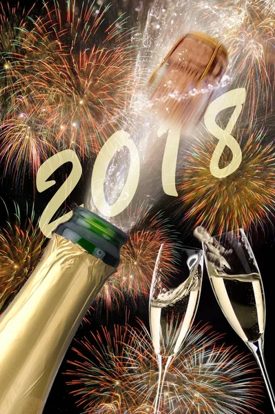 Hacer estallar corcho de champán y fuegos artificiales en la víspera de año nuevo y sil — Foto de Stock