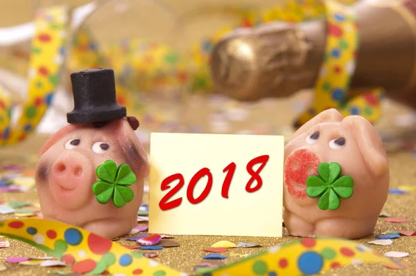 Lucky marsipan gris som talisman för nyår 2018 — Stockfoto