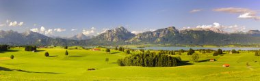 bölgede Allgaeu Gölü ve Alpler Sıradağları ile panoramik manzara