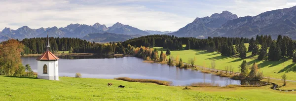 Paesaggio Panoramico Nella Regione Allgaeu Con Piccola Cappella Sul Lago — Foto Stock