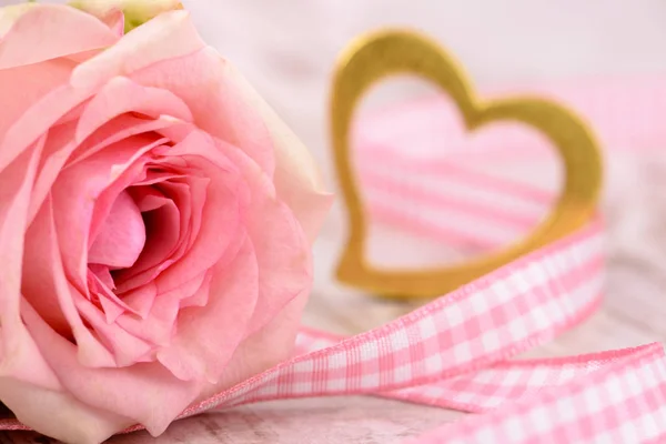 Τριαντάφυλλο και καρδιά ως σύμβολο για την αγάπη — Φωτογραφία Αρχείου