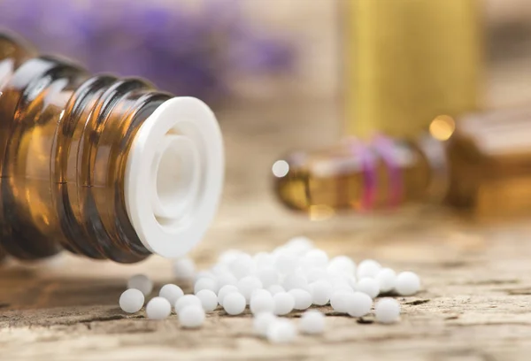 Alternatieve geneeskunde met kruiden en homeopathische pillen — Stockfoto