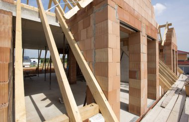 Yeni Konut ev tuğla ve ahşap plakalar ile inşaat