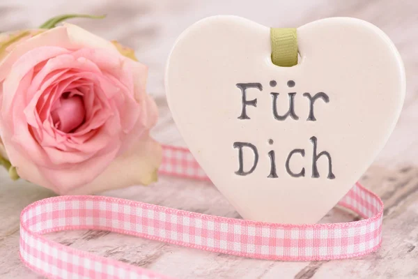 Rose flower and heart with inscripton in german language: for you — Stock Photo, Image
