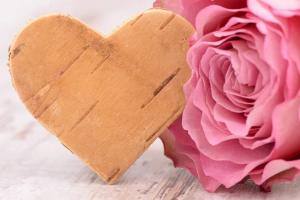 Růžový květ se srdcem jako symbol lásky — Stock fotografie