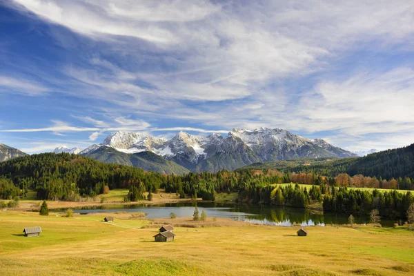 Paisaje panorámico en Baviera con montañas de Karwendel y lago — Foto de Stock