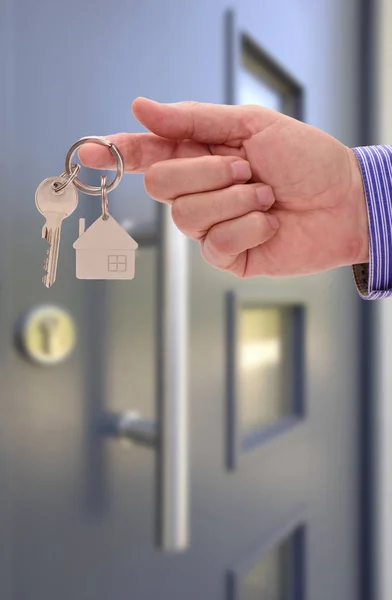 Ключ для нового дома в руке агента по недвижимости — стоковое фото
