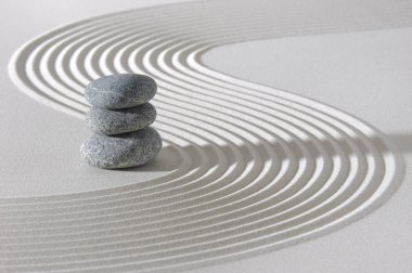  Yığılmış taşlar beyaz kum ile Japon zen Bahçesi